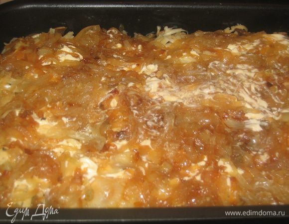 Нанести немного соуса (1/4 часть) и равномерно разложить поджаренный лук.