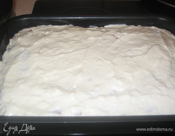 Залить все соусом и поставить в разогретый духовой шкаф на 30 минут при температуре 200 градусов.