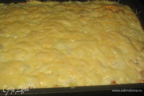 За 5 минут до готовности посыпать оставшимся тертым сыром и запекать, пока сыр не расплавится.