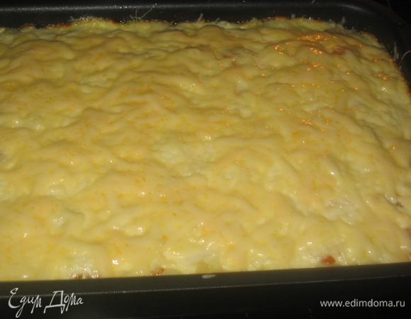 За 5 минут до готовности посыпать оставшимся тертым сыром и запекать, пока сыр не расплавится.