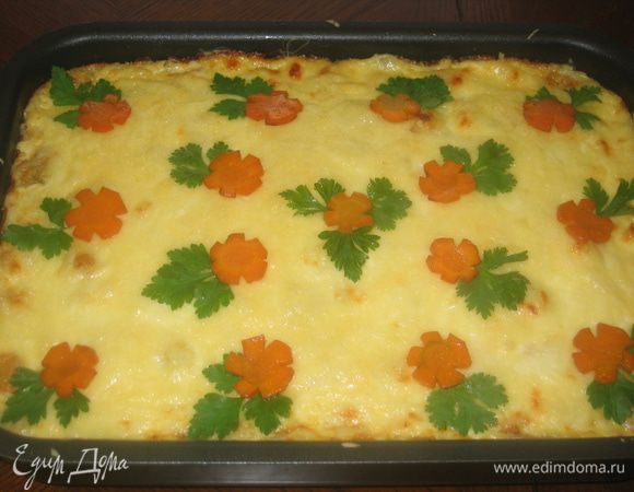 Запеканка готова. Украсьте ее по своему усмотрению и подавайте на стол. Приятного аппетита!