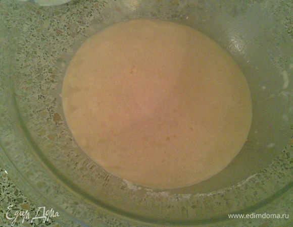 Молоко подогреть, добавить 3 ст.лож. сахара, дрожжи и 4 ст.лож. пшеничной муки. Все перемешать, накрыть полотенцем и отставить на 40мин. подходить. 