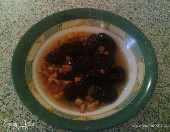 Замочить в роме чернослив и цукаты. У меня апельсиновые (делаю сама). Но Вы можете заменить своими любимыми. 