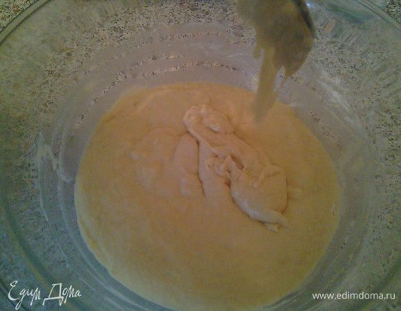 Когда опара подойдет, добавить яйца и растопленное сливочное масло.
Перемешать. Добавить всю оставшуюся муку. Замесить тесто. Оно должно быть не крутым, а густо падать с ложки.