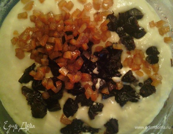 Чернослив и цукаты отжать. Чернослив порезать кусочками.
После этого добавляем в тесто. Перемешать, накрыть полотенцем и отставить на 20-30 минут (чтобы подошло).