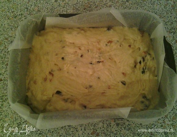 Когда тесто подойдёт, выложить его в застеленную бумагой форму (можно просто форму смазать маслом). У меня форма 18х25см.
Поставить в духовку (у меня газовая) на 180 градусов. Выпекать 40 минут.