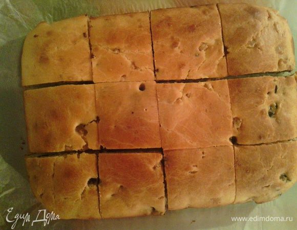 Достаём выпечку из духовки. 
Пока она немного остывает, делаем глазурь: смешиваем 60гр сахарной пудры и 4 ч.лож. рома до однородной массы.
Корж вынимаем из формы и нарезаем порционными кусочками.
