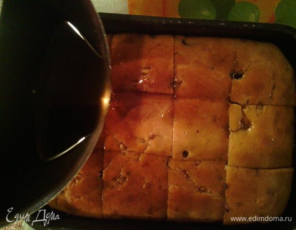 Затем укладываем обратно в форму и равномерно заливаем сверху сиропом.
