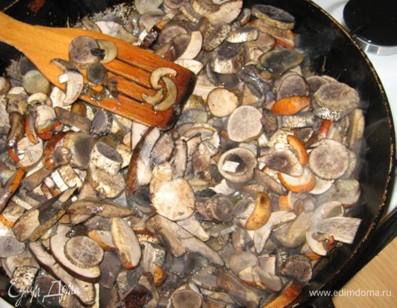 Грибы моем и нарезаем. В сковороде разогреваем 2 ст. ложки  растительного масла и жарим. Солим, перчим, помешиваем и жарим на среднем огне минут 7. Достаточно чтобы грибы пропарились и обмякли. Затем перекладываем их в мисочку и ставим поостыть.