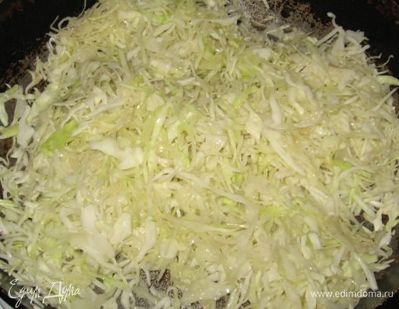 Пока грибы жарятся шинкуем быстренько капустку (говорю быстренько, потому что шинковать капусту НЕ-НА-ВИ-ЖУ, а посему купила себе спец.терку для этих целей). Сковородку из-под грибов протираем бумажным полотенцем (на всякий случай), наливаем еще 2 ст. ложки масла и жарим как и грибы. Просто жарим. Солим, перчим и на среднем огне, периодически помешивая, жарим до полуготовности. Затем выкладываем к ней грибы и оставляем у открытого окна остывать.