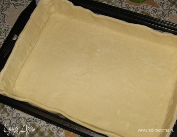 Приступаем к тесту. Я выкладываю противень бумагой для выпечки - и не прилипает, если что, и доставать проще. От листа теста отрезаем 1/3 - это на верхнюю "украсительную" часть, а больший остаток слегка раскатываем и выкладываем на противень. Если не хватает бортов - не страшно - отрезаем от того куска, что на красоту оставили и долепливаем. Там на все хватит!