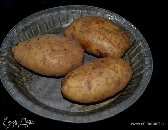 Разогреть духовку до 190 гр. Картофель промыть, протыкать вилкой и поставить в духовку на 1 час.