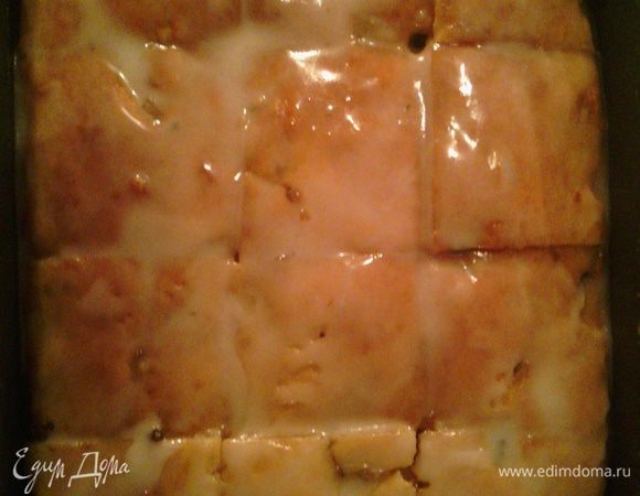 После этого сразу покрываем глазурью (пока ещё тёплый).
Прикрываем сверху бумагой или фольгой (можно тарелкой или крышкой).
Даём настояться не менее часа.