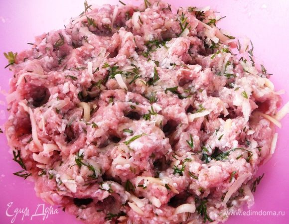 Сделать фарш, используя крупную решетку для мясорубки. Картофель натереть на крупной терке, лук и зелень мелко порубить. Все перемешать, добавить соль.