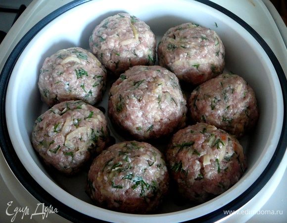 Сформировать круглые котлеты, выложить в чашу для варки на пару и готовить в мультиварке 30 минут. 