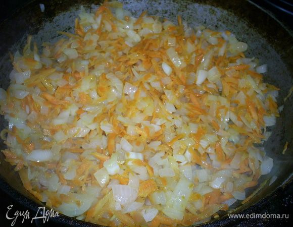 Лук мелко режем, обжариваем на растительном масле до прозрачности и добавляем натертую на крупной терке морковь. 