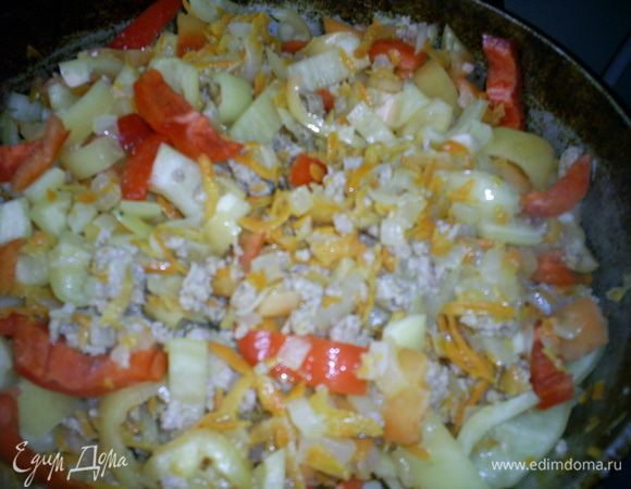 Тем временем, моем и чистим перец. Режем его на четыре части и потом нарезаем широкой соломкой. Добавляем перец к луку с морковью, жарим на среднем огне с открытой крышкой 3-4 минуты. Затем добавляем фарш, тщательно перемешиваем и накрываем крышкой.