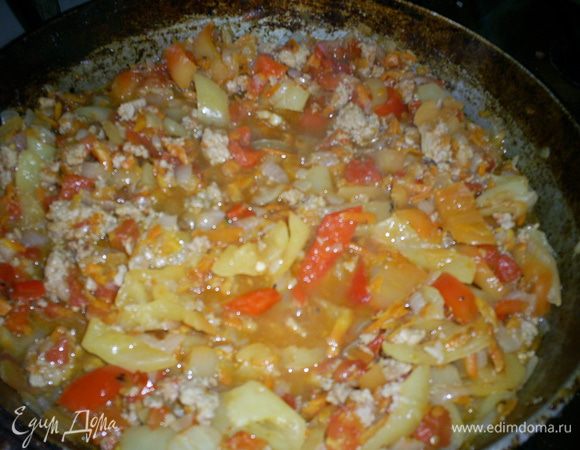 Помидоры моем и режем на мелкие кубики. Добавляем их в сковороду, солим, перчим по вкусу. Я всегда добавляю еще и немного сахара, чтоб вкус заправки был более выраженным. Убавляем огонь и тушим еще примерно 10 минут.