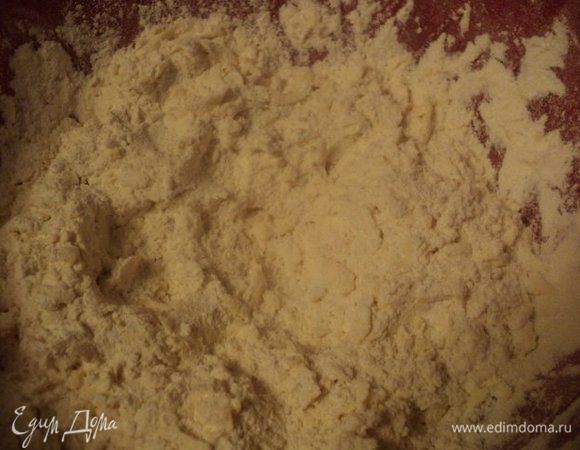 В муку натереть на терке холодное масло, растереть с мукой в крошку.