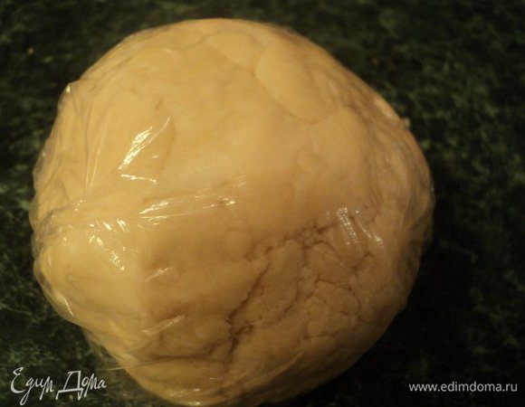 Добавить холодное молоко, соль и быстро замесить тесто.  Завернуть тесто в пищевую пленку и положить в холодильник на 30 минут.