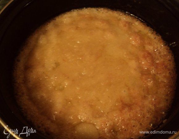 Яблоки разрезать на четвертинки, очистить от кожицы и семян. На сковороду положить масло и сахар, расплавить до легкого потемнения.