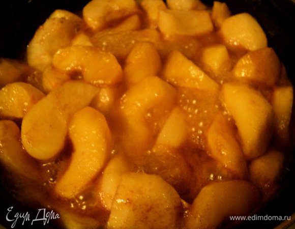Положить яблоки и потушить на небольшом огне  15 мин. По окончании слить лишнюю влагу.