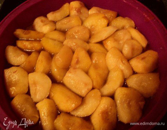 Выложить яблоки в форму для выпечки.