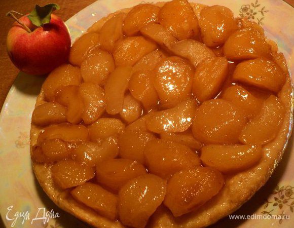 Готовый пирог слегка охладить, накрыть сверху блюдом и перевернуть.