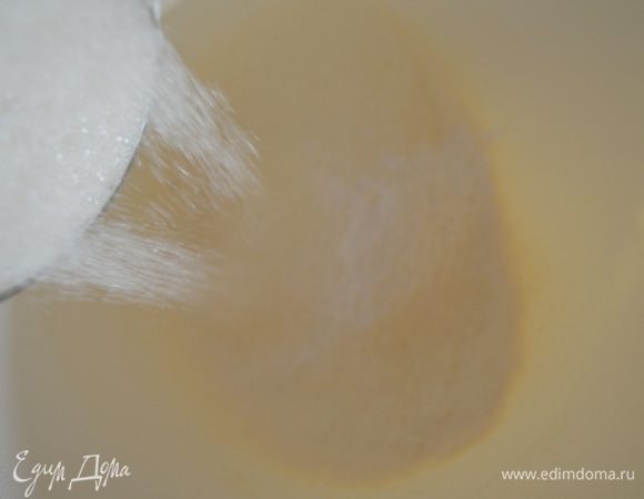 Добавить соль и сахар, перемешать все сухие ингредиенты.