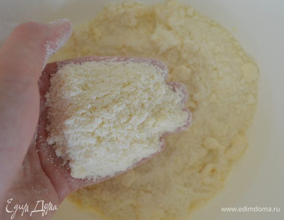 Далее добавляем сливочное масло, порезанное на мелкие кубики. Растираем руками в крошку. 