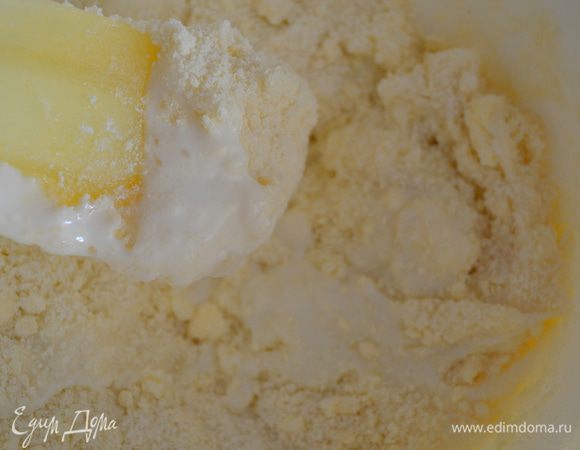 Затем вливаем кефир (или молоко или сливки) и замешиваем тесто, напоминающее тесто на оладьи. До однородности можно не мешать. 