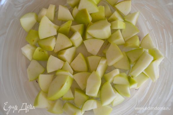 Когда тесто готово, занимаемся начинкой. Яблоки моем, убираем серединку и режем на мелкие кубики, укладываем в форму смазанную сливочным маслом.