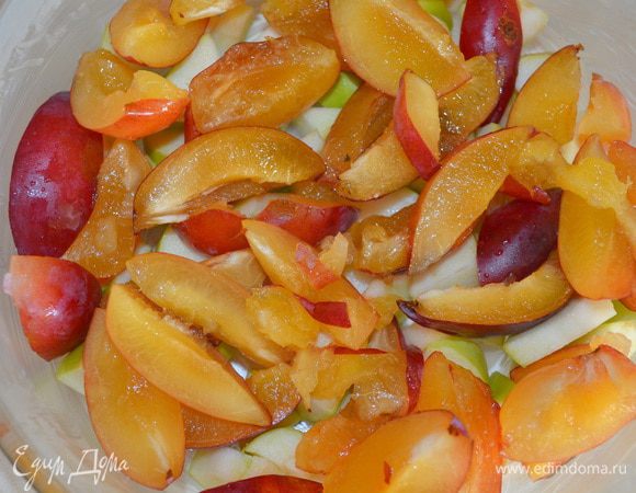 Сливы моем, убираем косточку и режем на крупные продольные дольки. Укладываем в форму. 