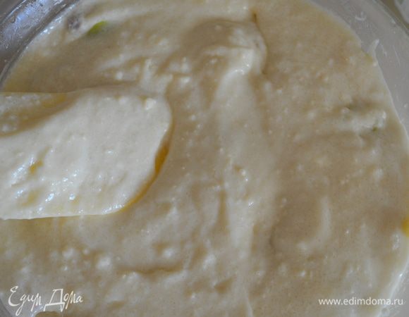 Во фрукты кладем сахар и крахмал и прямо в форме перемешиваем. Сверху распределяем тесто. 