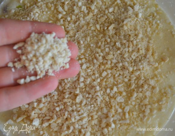 Присыпаем орехами...у меня микс из кешью и миндаля...мммм.. :))