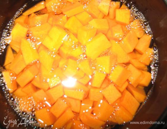 Возьмите килограмм тыквы, очистите от кожуры и произвольно нарежьте на мелкие кусочки, залейте водой и отварите до готовности около 10 минут.