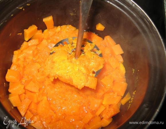 Воду слейте, измельчите тыкву. Можно ее превратить в пюре, а можно оставить целые кусочки.