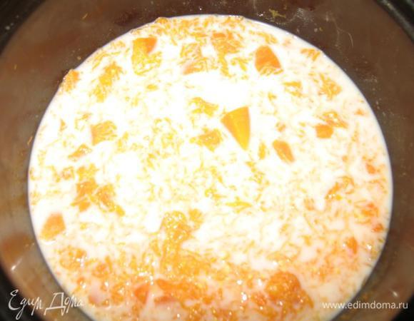 Залейте тыкву молоком, поставьте на огонь. Когда молоко закипит, положите пшено (я не люблю густую кашу и кладу всего 3 ст. л.), масло, сахар и предварительно промытый изюм.