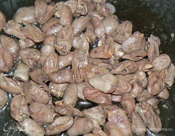 Сердца помыть,обрезать лишний жир,потушить
