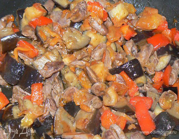 слегка все обжарить,томатную пасту, посолить, поперчить, перемешать, жарить ещё 10 минут. 