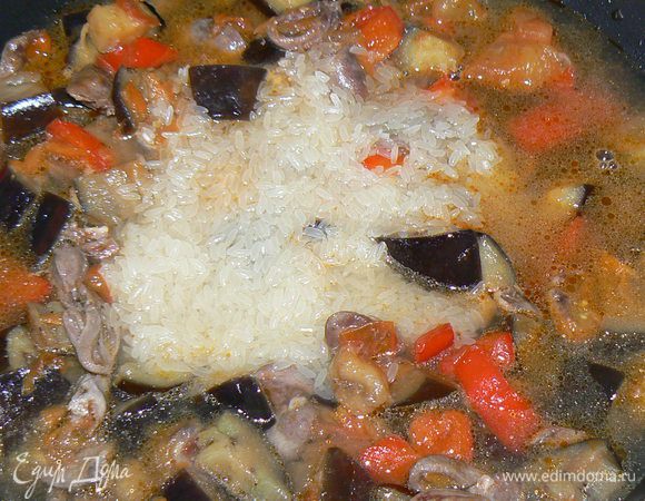 Затем добавить к овощам и сердцам  промытый рис, лавровый лист, чеснок, перемешать,