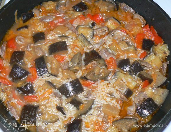 Затем налить горячей воды, чтобы она покрывала рис на 1,5-2 см, если нужно - досолить.
 Перемешать, накрыть крышкой и тушить на маленьком огне минут 20-25. 
Затем выключить плиту и оставить еще на 10 минут постоять под крышкой. 

