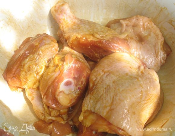 Очистить куриные ножки от кожицы и разрезать их на 2 части (я в первый раз это не очистила, о чем потом пожалела). Маринуем в соевом соусе и перце.