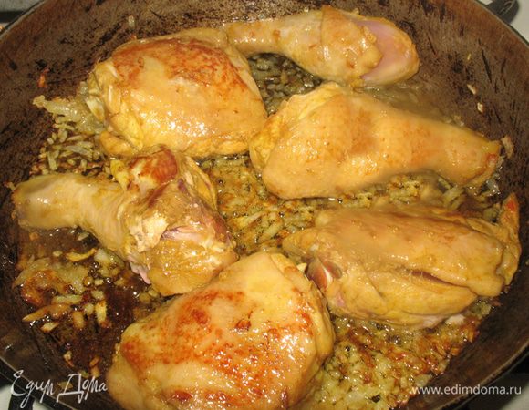 Добавить курицу к луку и обжарить с двух сторон до золотистого цвета (курочка должна стать румяной). 