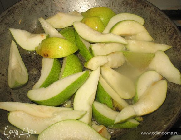 Готовим соус. Грушу режем на крупные кусочки удаляем серединку. На другой сковороде растопим сливочное масло и обжарим грушу минут 5, пока они немного не размягчатся. Добавляем мед и готовим 2-3 минуты, постоянно помешивая на среднем огне.