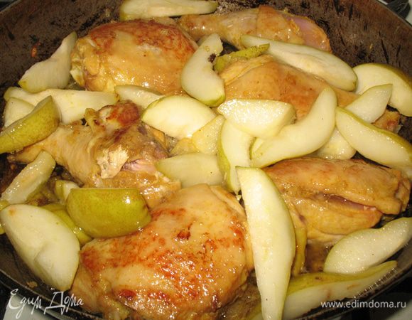 Соединяем соус с грушами с курицей и тушим под крышкой на медленном огне минут 25, периодически помешивая. 