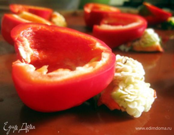 Перцы вымыть, разрезать вдоль пополам, удалить семена и плодоножку (не выкидывайте их, они будут подставками для наших перце на противне).
Противень застелить пергаментной бумагой или силиконовым ковриком, смазать слегка оливковым маслом.
Выложить на противень перцы, подпереть их сердцевинками, чтобы они стояли ровно, тогда при выпекании из них не вытечет драгоценный сок.