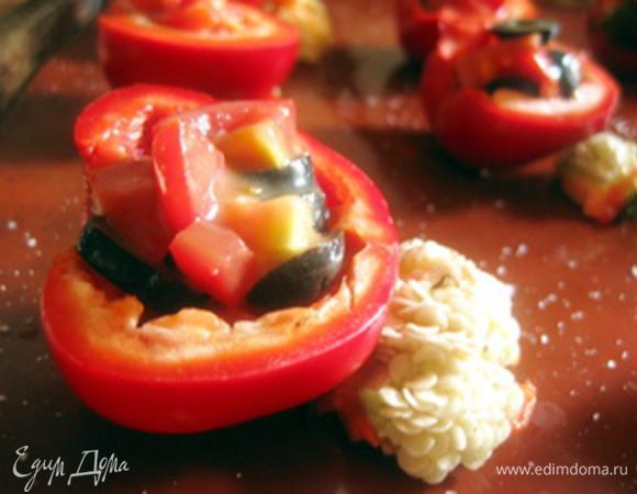 Перец посолить.
Для начинки нарезать мелко помидоры, оливки - кольцами, добавить яблочный майонез, посолить и поперчить по вкусу, добавить мелко нарезанный чеснок.
Начинить перцы помидорным салатом.