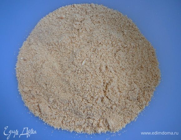 Печенье измельчить в блендере 