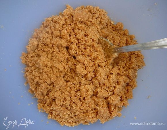 Смешать со сливочным маслом.